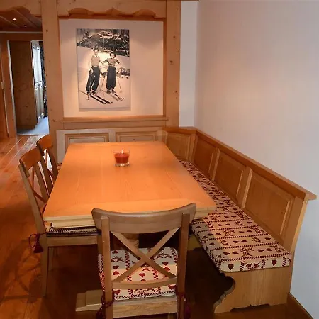 アパート Hahnenkamm ザーネン